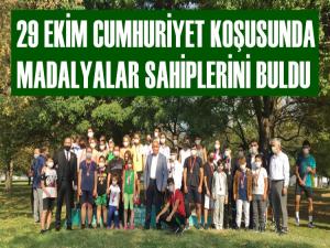 29 EKİM CUMHURİYET KOŞUSUNDA MADALYA ALDILAR