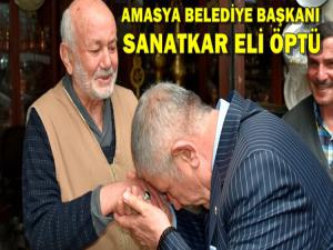 AMASYA BELEDİYE BAŞKANI SANATKAR ELİ ÖPTÜ