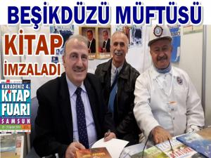 Beşikdüzü Müftüsü Karadeniz Kitap Fuarında Kitap İmzaladı