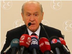 BAHÇELİ: TOP ATANA GÜL ATILMAZ