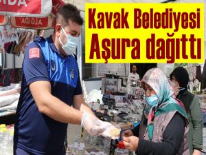 Kavak Belediyesi Muharrem ayının onuncu gününde aşure dağıttı