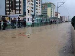  Raylı sistem suyun akışı önünde engel