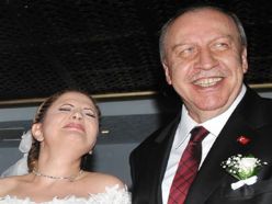 Yaşar Okuyan nikah masasında salladı