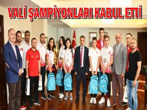 SAMSUN VALİSİ ŞAMPİYONLARI KABUL ETTİ