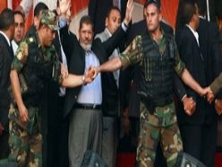 Mursi'den Tahrir'de yemin