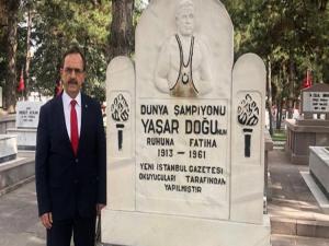 ZİHNİ ŞAHİN YAŞAR DOĞU'NUN KABRİNİ ZİYARET ETTİ