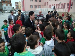 İlkadım'da öğretmenler çiçeklerle ziyaret edildi