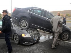 Bahçeli'nin konvoyunda trafik kazası