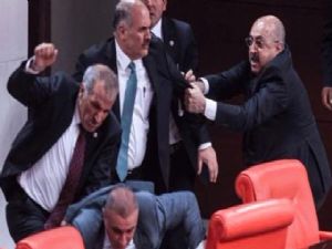 Milletvekilleri birbiriyle kavga etti yaralılar var