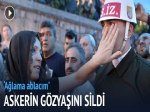 Törende şehidin ablası askerin gözyaşlarını sildi.