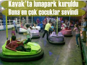  Kavak İlçesinde kurulan lunapark ilçenin çocuklarını sevindirdi