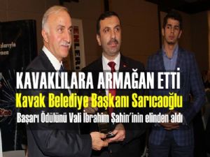 Sarıcaoğlu Ödülünü Vali İbrahim Şahin'in elinden aldı