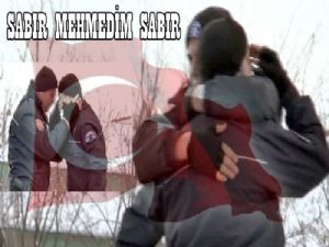 Polislerimizin birbirlerine sarılması Millet kenetlenmesinin resmidir