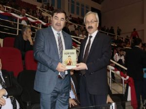 Güreş Federasyonu Başkanına Samsun'da anlamlı hediye