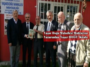 Yaşar Doğu Mahallesi Muhtarına 'YAŞAR DOĞU' kitabı