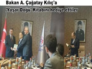 Bakan Kılıç'a 'Yaşar Doğu'nun Hayatı isimli kitabı hediye ettiler