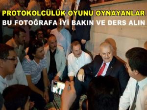 Başbakan Yıldırım, demokrasi nöbetinde milletle iç içe