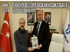 Tekkeköy Belediye Başkanı Hasan Togar'a Yaşar Doğu Kitabı 