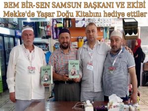 Bem Bir-Sen  Mekke'de Yaşar Doğu kitabı hediye etti