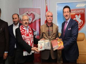Ahmet Seven yazdığı kitapları Samsunspor'a hediye etti