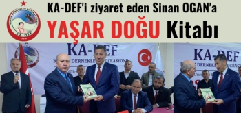KA-DEF'i ziyaret eden Sinan Ogan'a Yaşar Doğu kitabı