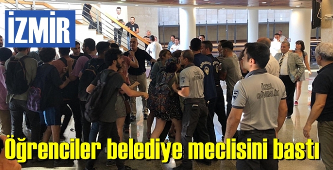 Öğrenciler İzmir Büyükşehir Meclisini bastı
